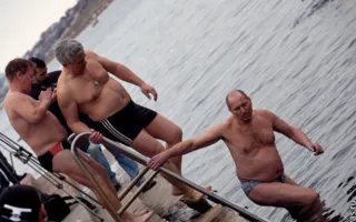 На пляже Хрустальный «моржи» продемонстрировали свою силу, красоту и выносливость