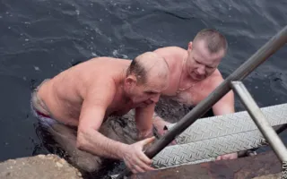 На пляже Хрустальный «моржи» продемонстрировали свою силу, красоту и выносливость