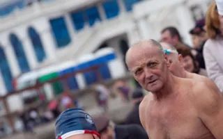 На пляже Хрустальный «моржи» продемонстрировали свою силу, красоту и выносливость