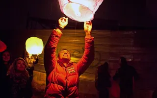 8 марта севастопольцы отметили массовым запуском небесных фонариков