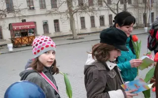 8 марта площадь Нахимова женщины украсили своими улыбками