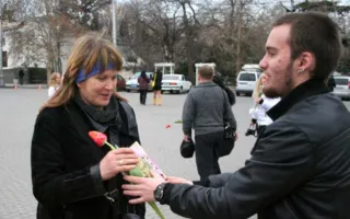 8 марта площадь Нахимова женщины украсили своими улыбками