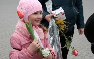 8 марта площадь Нахимова женщины украсили своими улыбками