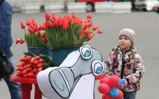 8 марта площадь Нахимова женщины украсили своими улыбками