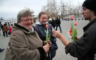 8 марта площадь Нахимова женщины украсили своими улыбками
