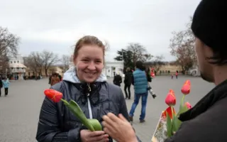 8 марта площадь Нахимова женщины украсили своими улыбками