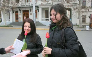 8 марта площадь Нахимова женщины украсили своими улыбками