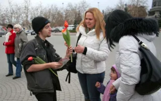 8 марта площадь Нахимова женщины украсили своими улыбками