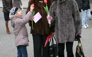 8 марта площадь Нахимова женщины украсили своими улыбками