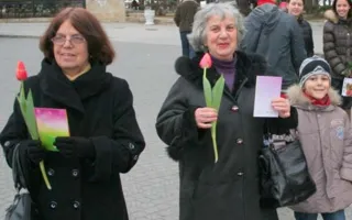 8 марта площадь Нахимова женщины украсили своими улыбками