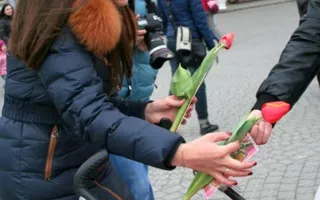 8 марта площадь Нахимова женщины украсили своими улыбками