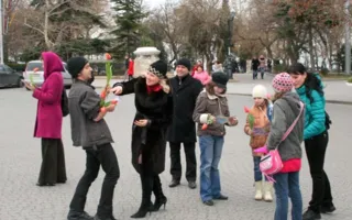 8 марта площадь Нахимова женщины украсили своими улыбками