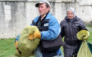 Уборкой на Братском кладбище севастопольцы почтили память погибших воинов