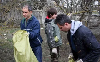 Уборкой на Братском кладбище севастопольцы почтили память погибших воинов
