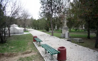 Уборкой на Братском кладбище севастопольцы почтили память погибших воинов