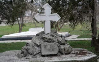 Уборкой на Братском кладбище севастопольцы почтили память погибших воинов