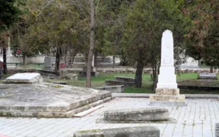 Уборкой на Братском кладбище севастопольцы почтили память погибших воинов