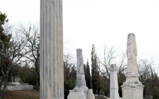 Уборкой на Братском кладбище севастопольцы почтили память погибших воинов