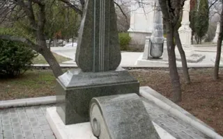 Уборкой на Братском кладбище севастопольцы почтили память погибших воинов