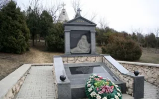 Уборкой на Братском кладбище севастопольцы почтили память погибших воинов