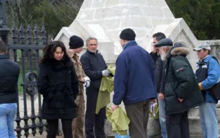 Уборкой на Братском кладбище севастопольцы почтили память погибших воинов