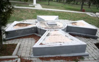Уборкой на Братском кладбище севастопольцы почтили память погибших воинов