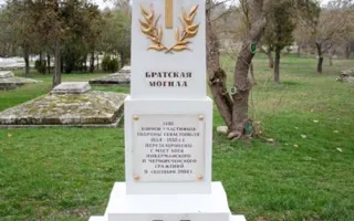 Уборкой на Братском кладбище севастопольцы почтили память погибших воинов