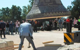 В Севастополе в Херсонесе встретили самый большой на Украине колокол