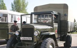 Раритетные автомобили на выставке ретро-техники в рамках фестиваля «Ради жизни на земле»