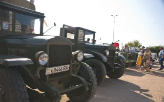 Раритетные автомобили на выставке ретро-техники в рамках фестиваля «Ради жизни на земле»