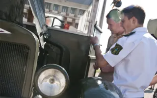 Раритетные автомобили на выставке ретро-техники в рамках фестиваля «Ради жизни на земле»