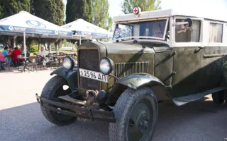 Раритетные автомобили на выставке ретро-техники в рамках фестиваля «Ради жизни на земле»