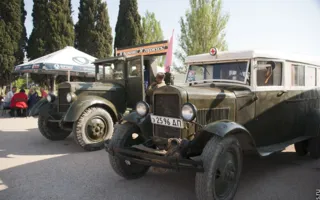 Раритетные автомобили на выставке ретро-техники в рамках фестиваля «Ради жизни на земле»