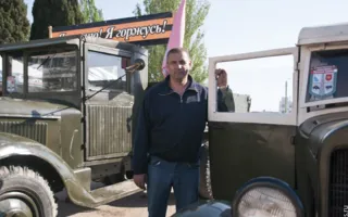 Раритетные автомобили на выставке ретро-техники в рамках фестиваля «Ради жизни на земле»
