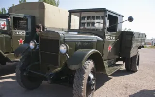 Раритетные автомобили на выставке ретро-техники в рамках фестиваля «Ради жизни на земле»