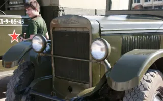 Раритетные автомобили на выставке ретро-техники в рамках фестиваля «Ради жизни на земле»