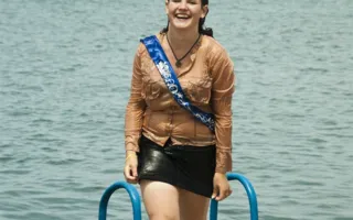 Выпускники-2013 в Севастополе традиционно отметили последний звонок купанием в фонтанах и Черном море