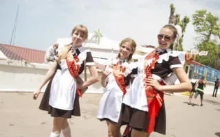 Выпускники-2013 в Севастополе традиционно отметили последний звонок купанием в фонтанах и Черном море