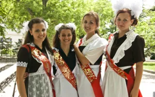 Выпускники-2013 в Севастополе традиционно отметили последний звонок купанием в фонтанах и Черном море