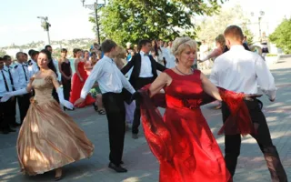 Ежегодный бал на Приморском бульваре собрал тех, кто почитает праздник Жён Мироносиц