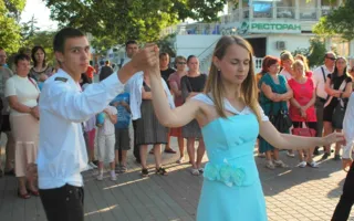 Ежегодный бал на Приморском бульваре собрал тех, кто почитает праздник Жён Мироносиц