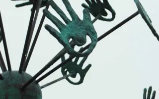 На Приморском бульваре появилась бронзовая скульптура «Одуванчик — символ доброты и детства»