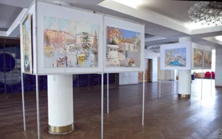 Ко Дню города в Севастополе открылась выставка картин «Белый город на синем морском берегу»