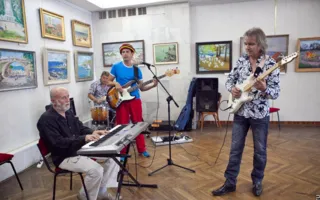 Ко Дню города в Севастополе открылась выставка картин «Белый город на синем морском берегу»