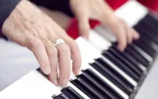 Ко Дню города в Севастополе открылась выставка картин «Белый город на синем морском берегу»