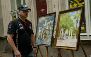 Искусство ближе к людям. Открытый вернисаж у стен Севастопольского художественного музея имени М.П. Крошицкого