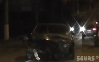 Иномарка врезалась в дерево в районе остановки «Дмитрия Ульянова». Видео последствий ДТП