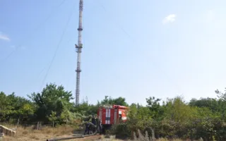 В Севастополе рядом с телевышкой пять часов горела трава на площади в четыре гектара