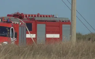 В Севастополе пожарным вновь пришлось тушить траву возле телевышки
