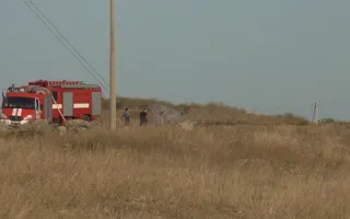 В Севастополе пожарным вновь пришлось тушить траву возле телевышки